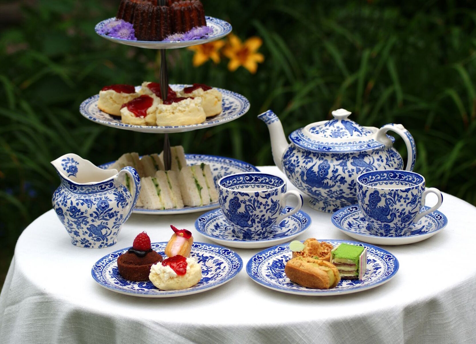 Пирожные и синий расписной сервиз