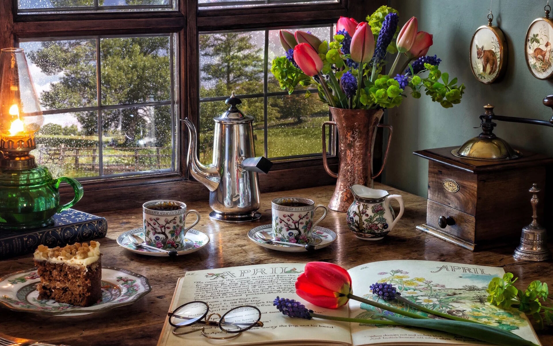 Тюльпаны, лампа и тортик