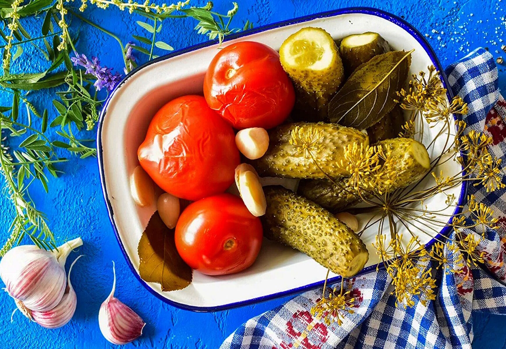 Соленые огурцы и помидоры