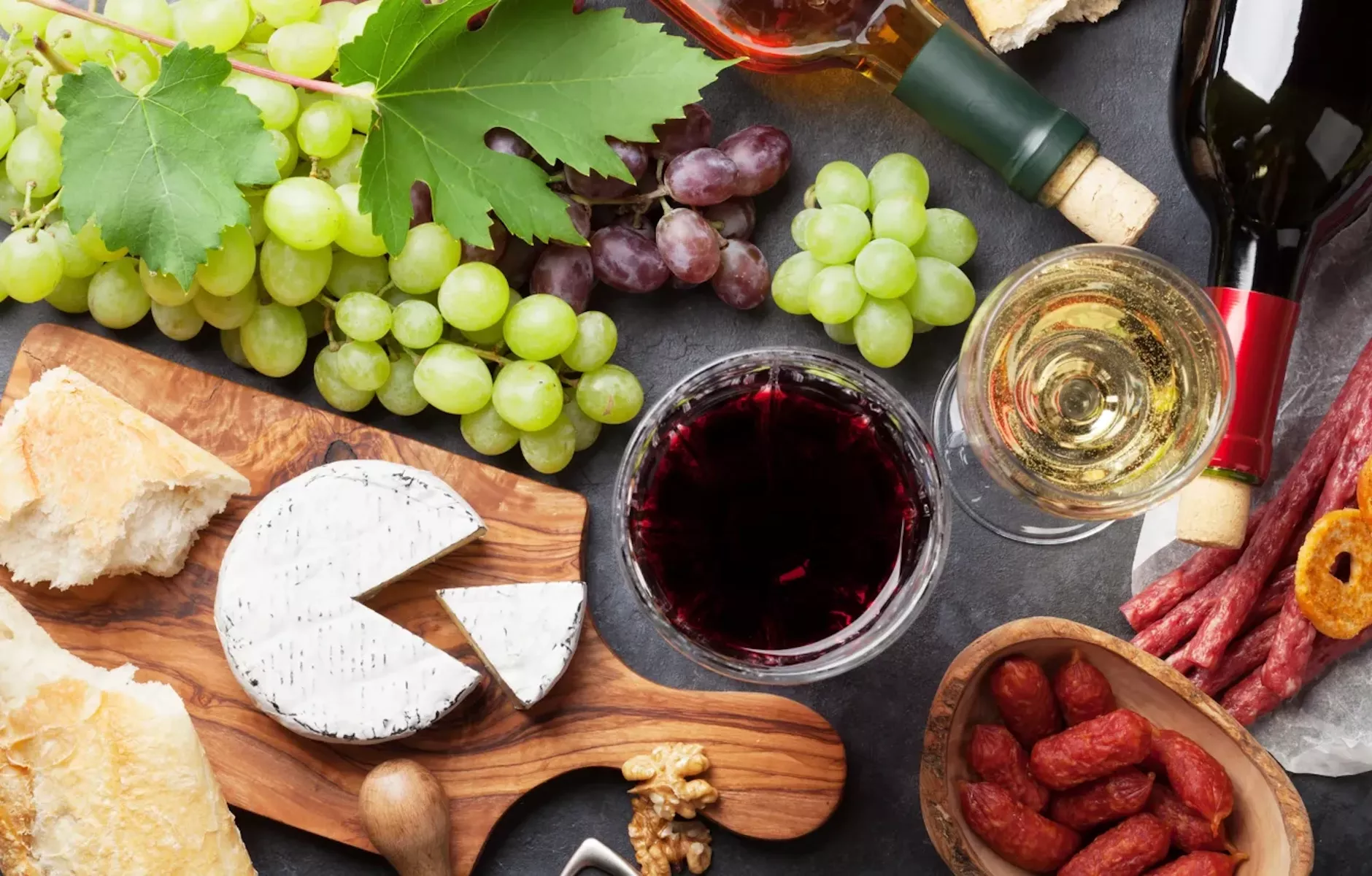Вино, сыр и колбаски
