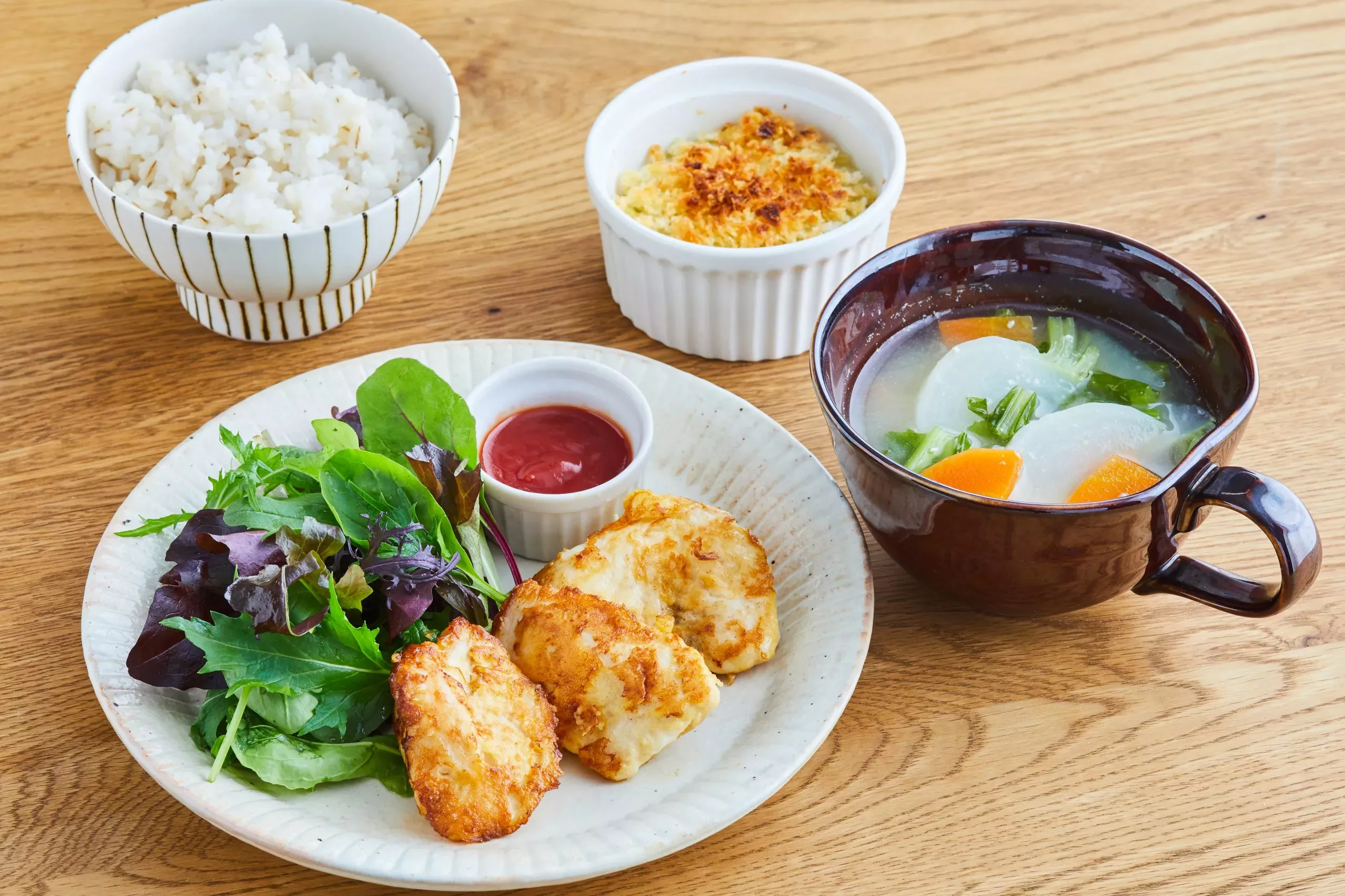 Суп, мясо и рис