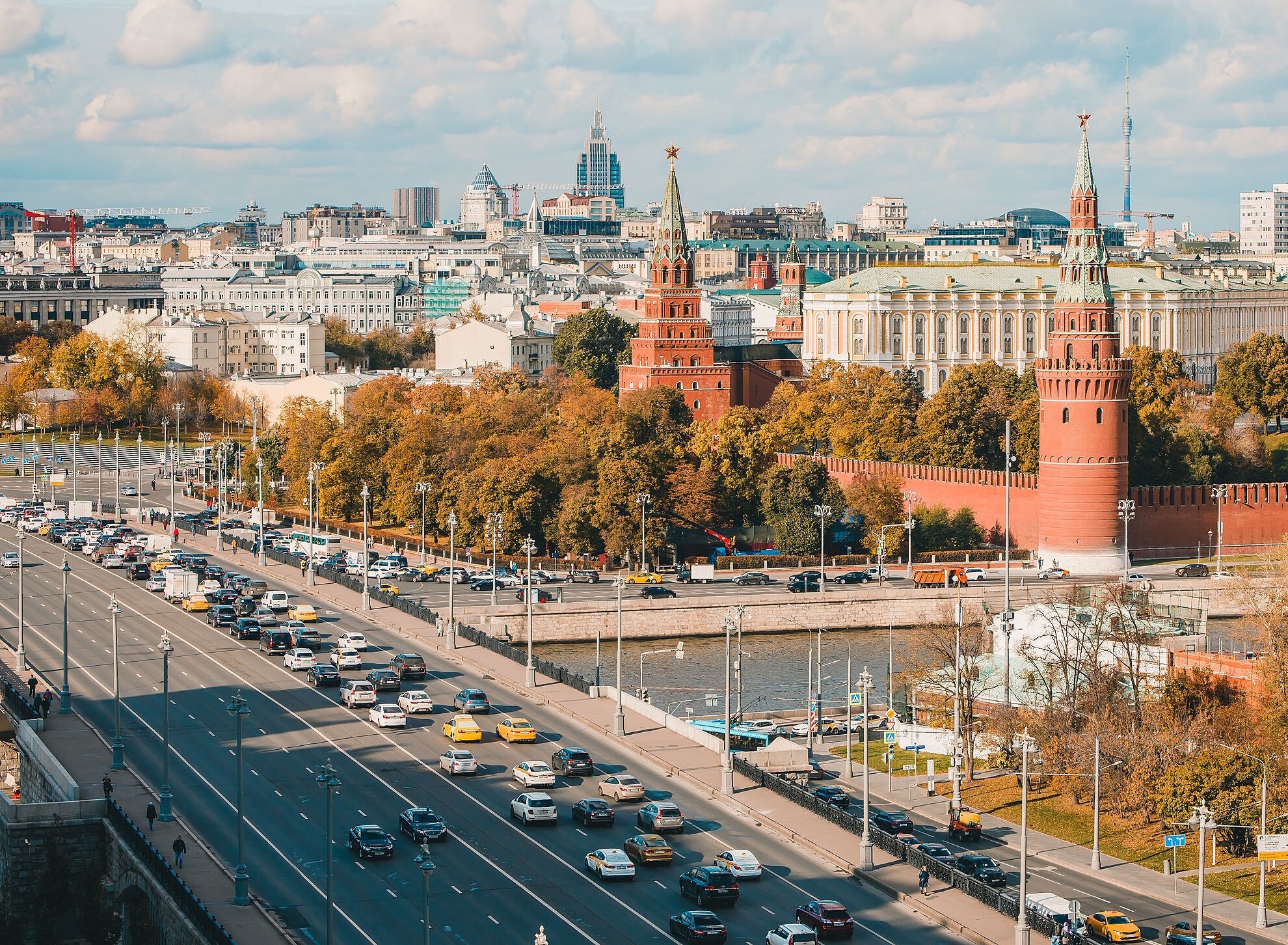 Московский Кремль и дорога