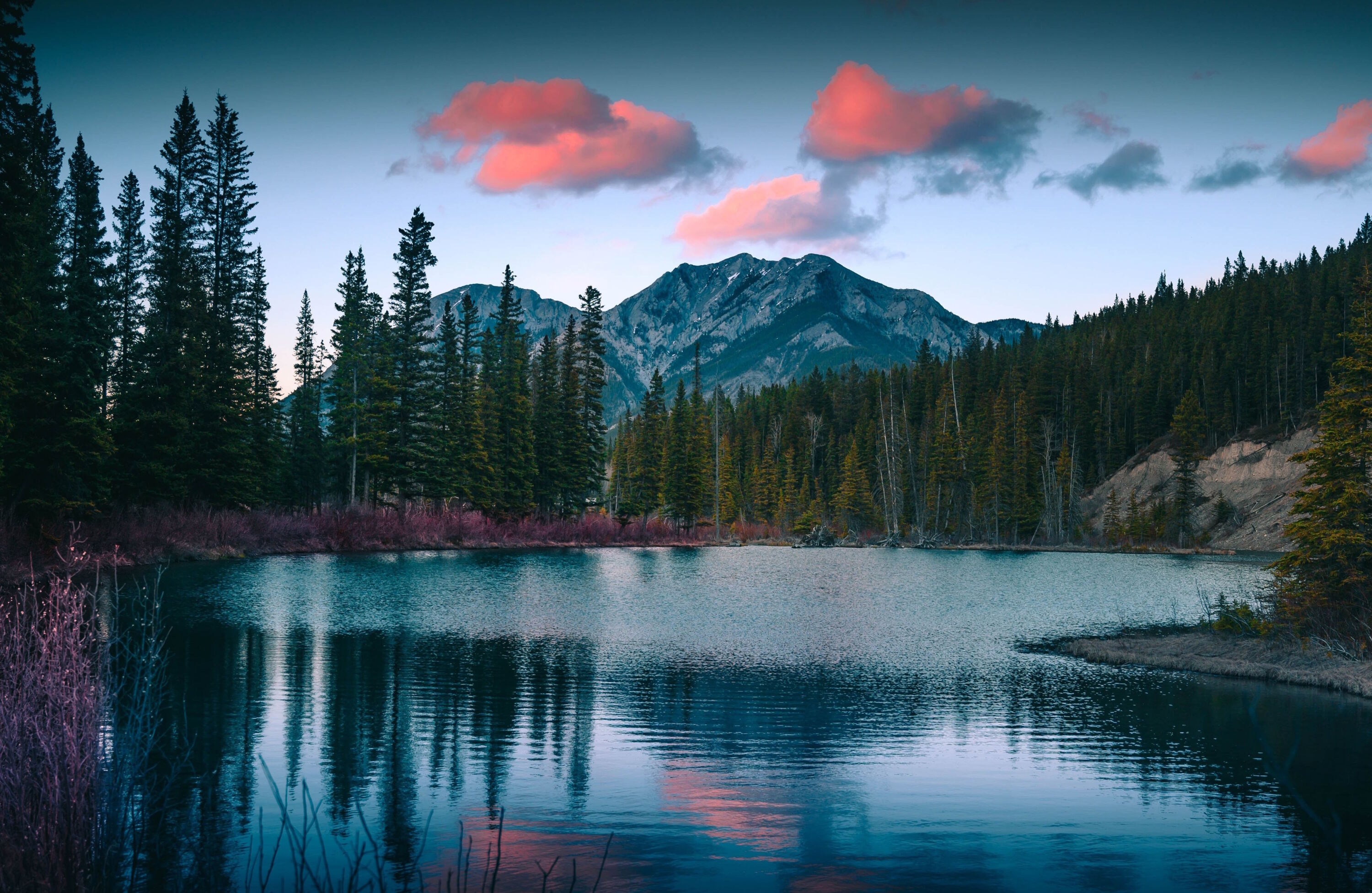 Красные облака над рекой