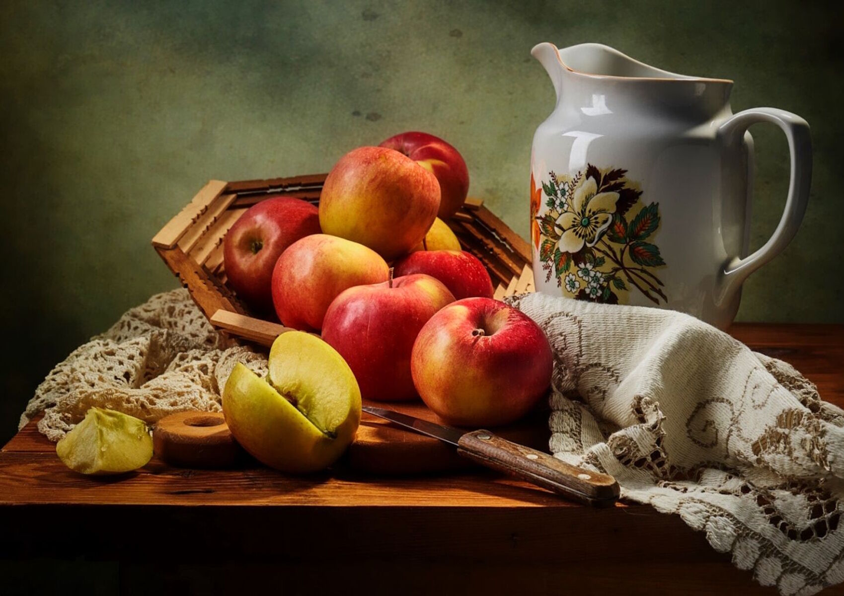 Кувшин с узором и яблоки