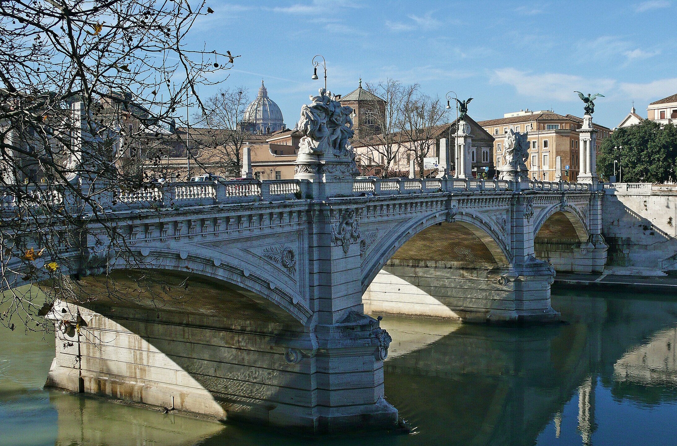 Красивый мост в Риме