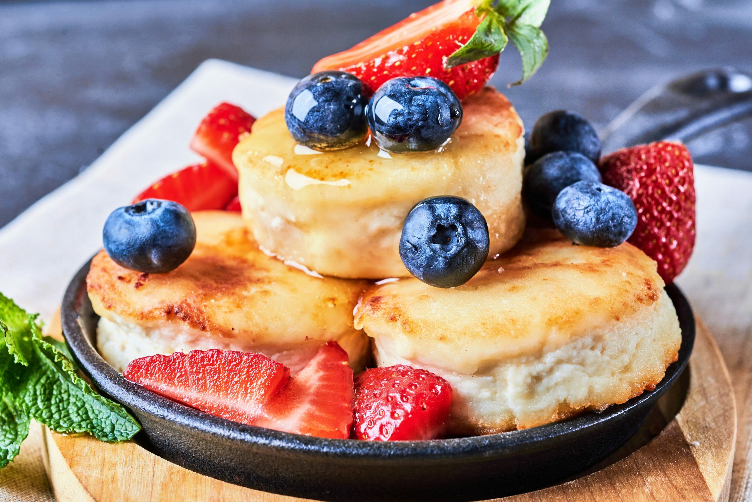 Пышные сырники с ягодами