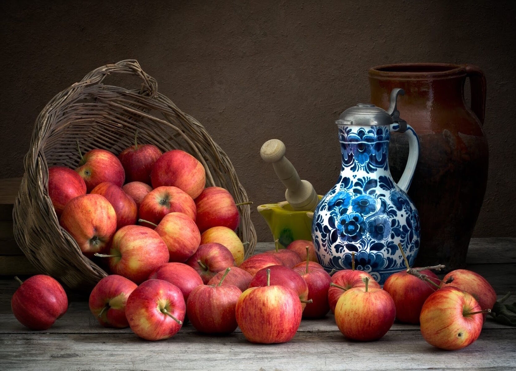 Яблоки и кувшины