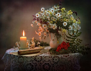 Свеча и ромашки