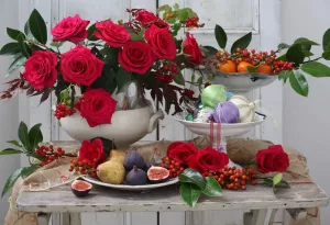 Красные розы и фрукты
