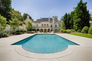 Дом с большим бассейном