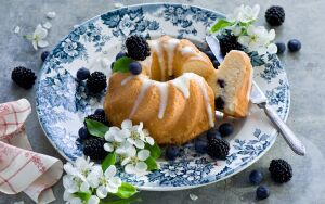 Белый кекс с ежевикой