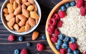 Орехи и овсянка с ягодами