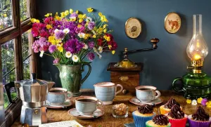 Букет, лампа и кексы