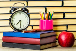 Будильник и книги