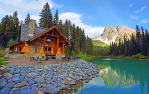 Голубое озеро в Канаде