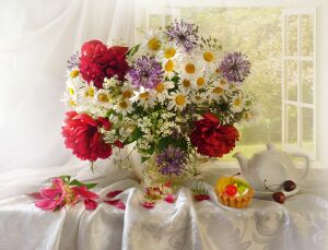 Букет цветов и пирожное