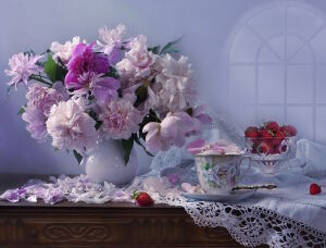 Розовые пионы и малина