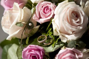 Кольца и букет роз