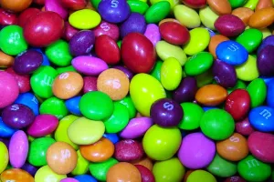 Разноцветное драже фон