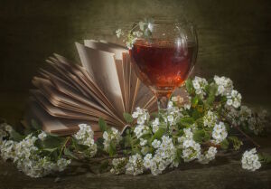 Вино, книга и цветочки