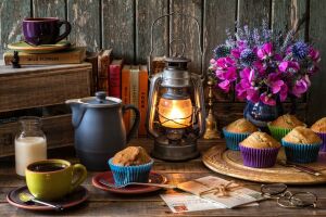 Букет цветов, лампа, кексы