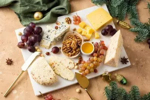 Разный сыр и орехи