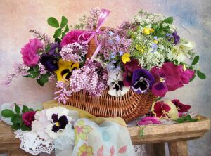 Яркая корзинка и платок