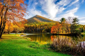 Пейзаж с озером и холмом