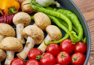 Грибы с овощами в тарелке