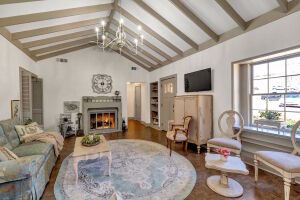 Светлая гостиная с камином