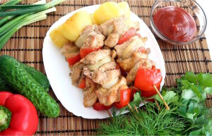 Шашлык с овощами и зеленью