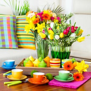 Тюльпаны, сервиз и свечи