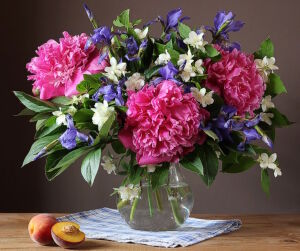 Пионы и персик