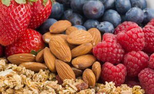 Ягоды и орехи