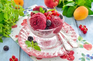 Ягодное мороженое в креманке