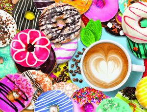 Кофе и яркие пончики