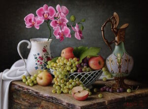 Необычный кувшин и фрукты