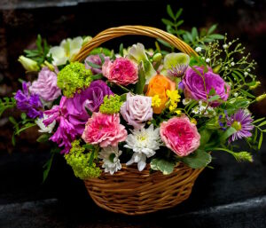 Пестрый букет в корзине