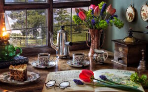 Тюльпаны, лампа и тортик