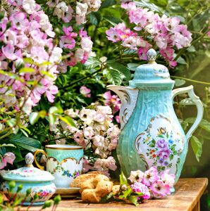 Цветы и красивый сервиз