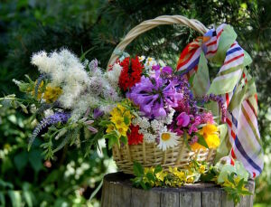 Цветы в коринке и платок