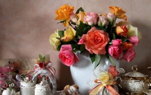 Яркие розочки и сервиз