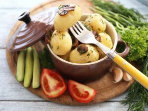 Картошка с грибами в кастрюле