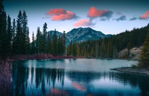 Красные облака над рекой