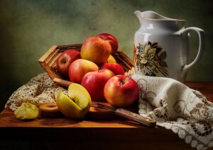 Кувшин с узором и яблоки