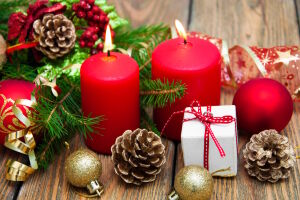 Красные свечи и шишки