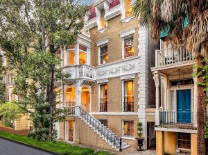 Дом с узорами