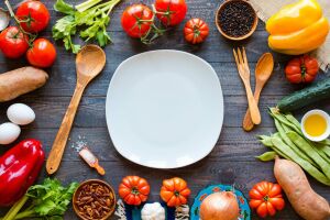 Тарелка и овощи