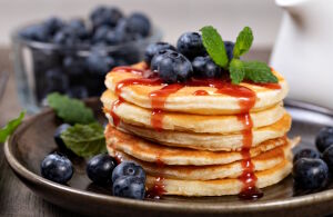 Оладьи и ягода черника