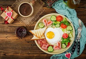 Яйцо с овощами и кофе